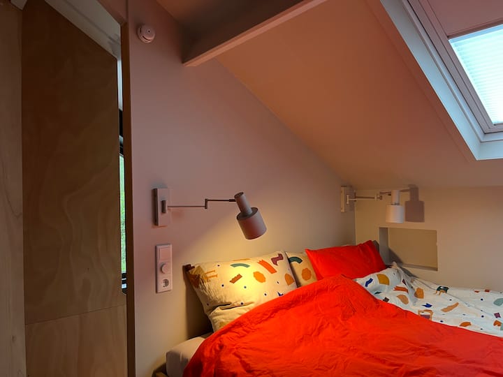Chambre confortable avec lit double et placard