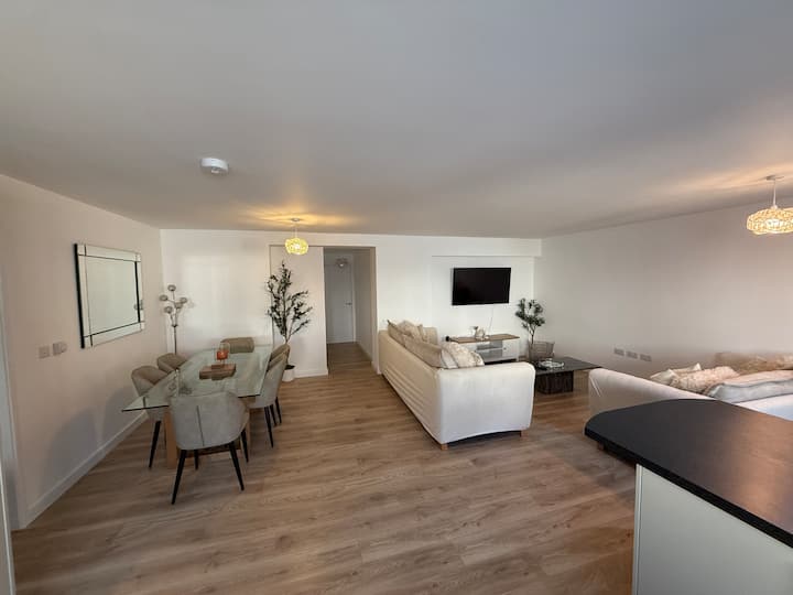 Stylish 2br |Walk To Beach | Free Parking
An Treth - Bude