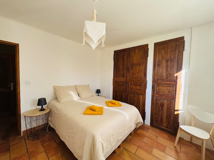 غرفة بإطلالات على الغابة الصغيرة والحديقة. الخزانة متاحة.