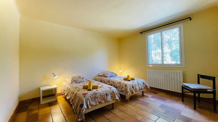 غرفة كبيرة بإطلالات على الخشب الصغير وحمام خاص مع مرحاض. خزانة متاحة.