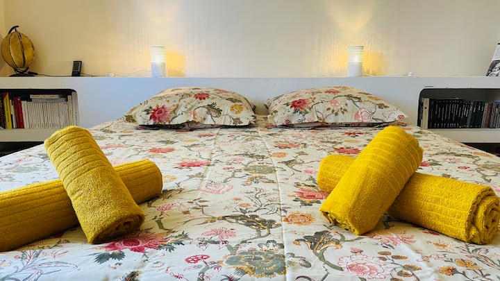 غرفة أخرى بها العديد من الكتب المتاحة.