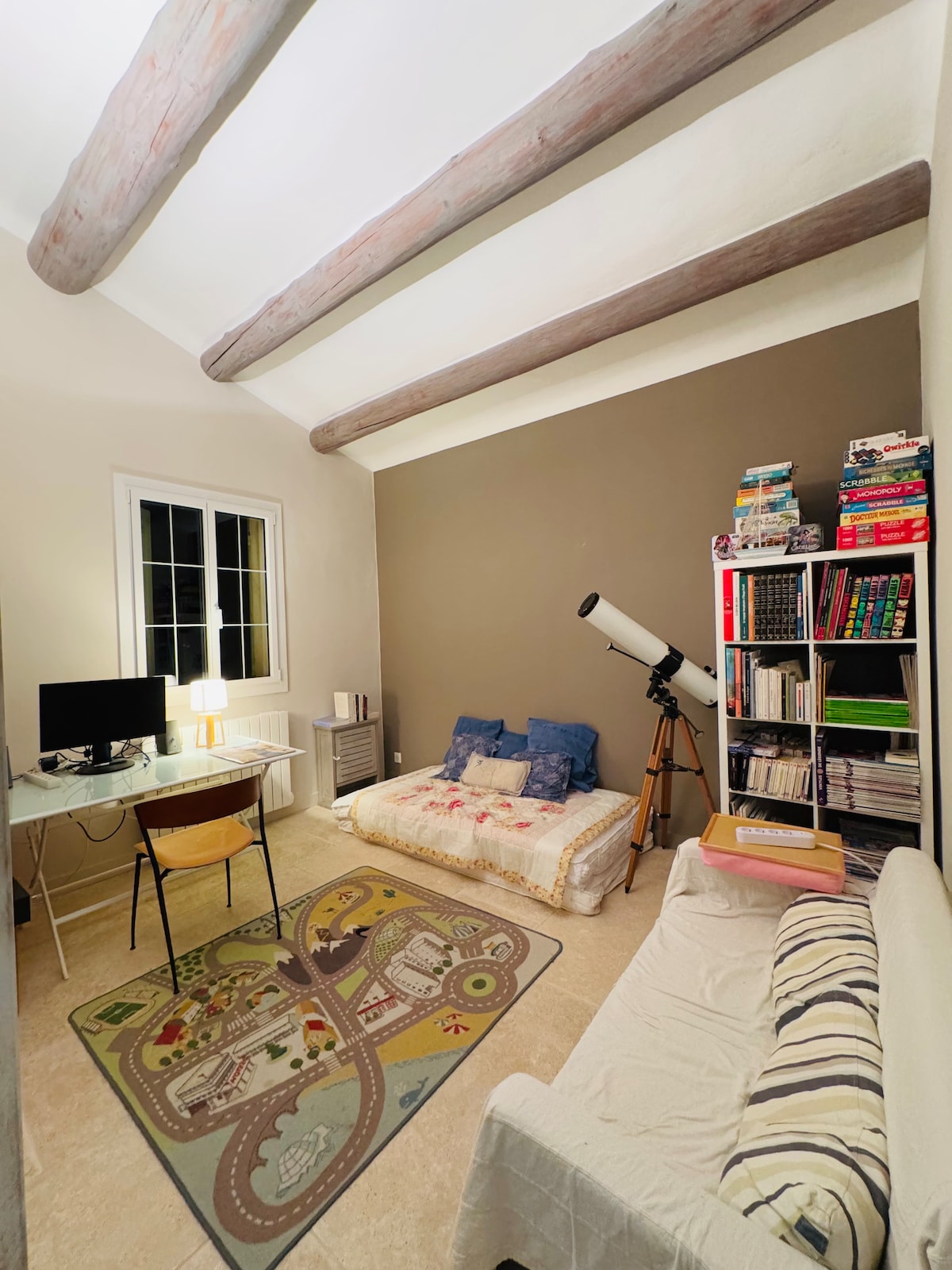 พื้นที่อเนกประสงค์เหมาะสำหรับการทำงานระยะไกลพร้อมวิวต้นไม้มีห้องสมุดและเครื่องทำความร้อน (เตียงโซฟาเสริมใช้สำหรับเด็กเล็ก) มีฟูกนอนบนพื้นเพื่อความยืดหยุ่นหนังสือเด็ก