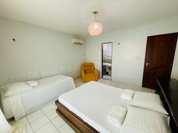The Sol Suite is the master suite, located on the 1st level of the house, 1 Queen bed, 1 single bed, reclining armchair, air-conditioning, ventilated and illuminated room, garden view, bathroom with whirlpool bath, hygienic shower, hammock hooks.