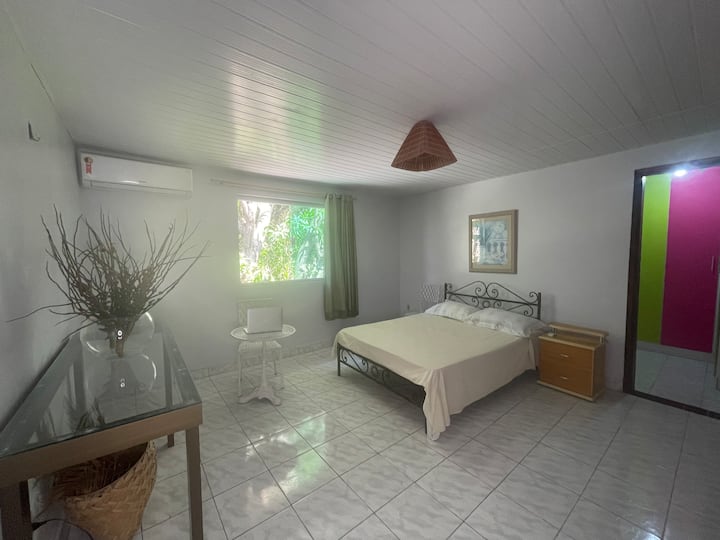 The Concha suite is very spacious and is on the 2nd floor of the house. It has a double bed, a walk-in closet with wardrobes, air conditioning, a blackout curtain, hammock hooks, and a view of the forest. In a space to accommodate double mattress on the floor and host up to 4 people, with comfort.