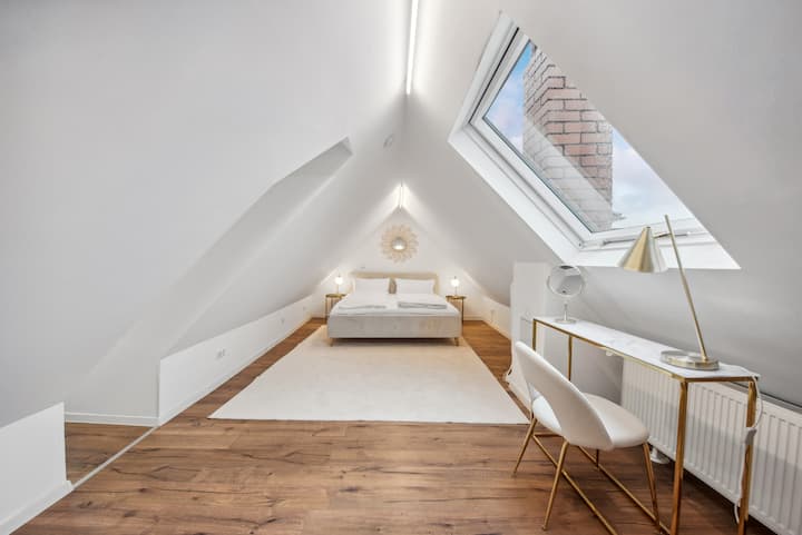 Ნათელი და ღია საძინებელი 4-ში არის მყუდრო ორადგილიანი საწოლი (1.60 × 2.00 მ), მათ შორის, სამუშაო მაგიდა და სკამი 