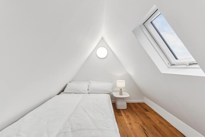 Საძინებელი 5, რომელშიც დგას მყუდრო ორადგილიანი საწოლი (1.40 × 2.00 მ) 