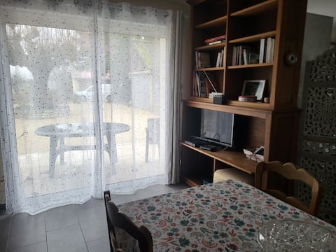 Successful Airbnb property: 34 m2 studio 1 bathroom in Ain