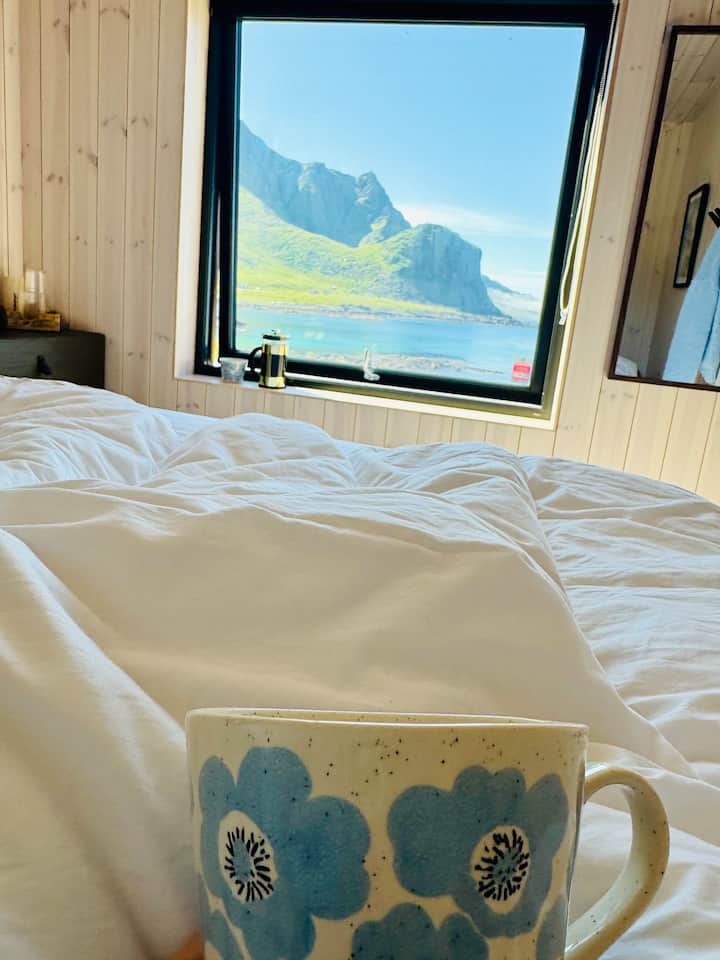 תתעוררו לנוף לים - חדר שינה נעים עם מיטה נוחה והים ממש מחוץ לחלון.