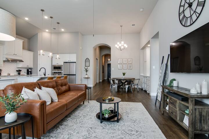 Spacious, home theater, close to Alliance area! gallery image 2