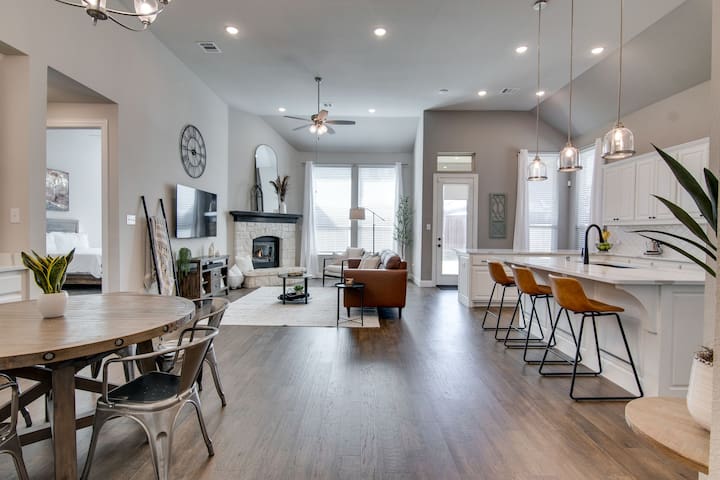 Spacious, home theater, close to Alliance area!