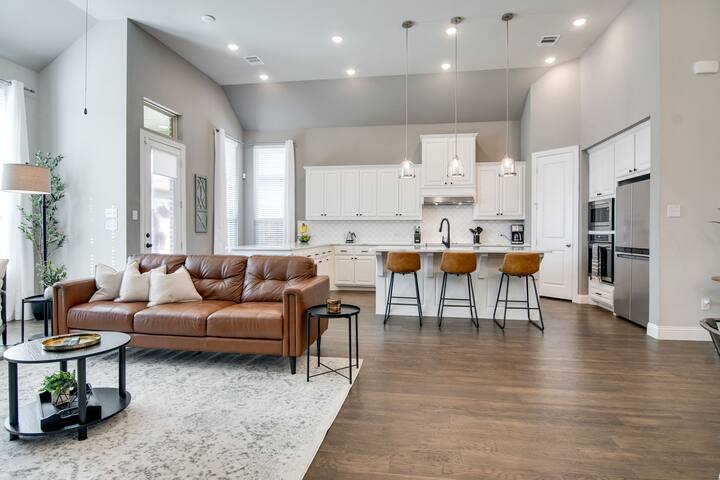 Spacious, home theater, close to Alliance area! gallery image 4