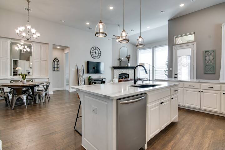 Spacious, home theater, close to Alliance area! gallery image 5