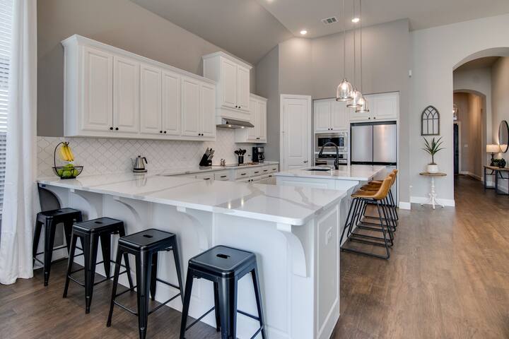 Spacious, home theater, close to Alliance area! gallery image 3