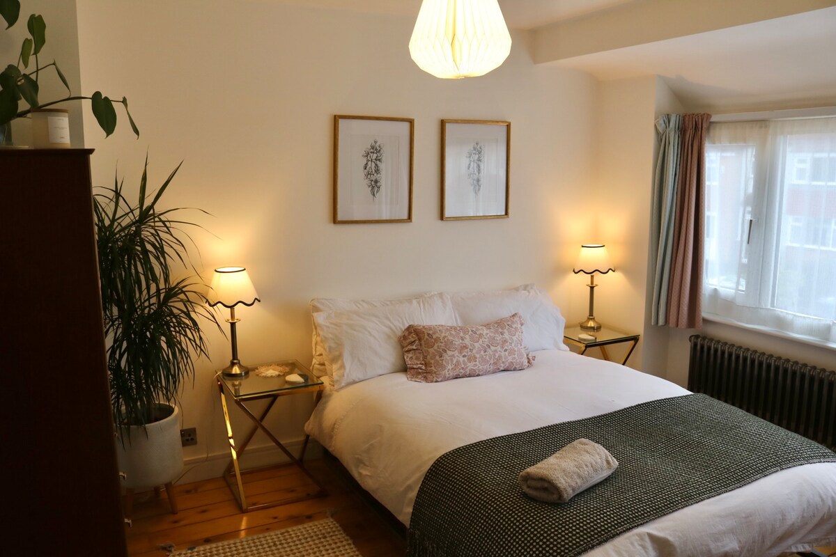 غرفة نوم مزدوجة مع مرتبة إيما مريحة للغاية. ستائر سوداء وخزانة ملابس وطاولة تزيين. 