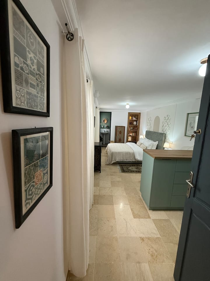 Დიდი საძინებელი საგარდერობო ოთახით, ახალი ლეიბებით, თეთრეულითა და პატარა ბიბლიოთეკით თქვენი კითხვის მომენტებისთვის.