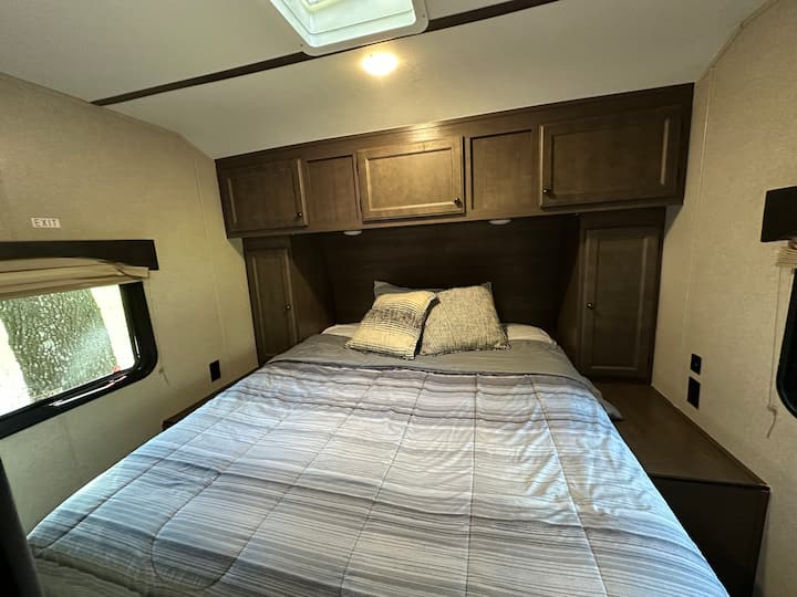 Რა ლამაზი დიდი კომფორტული საწოლია ავტოფურგონში .. 