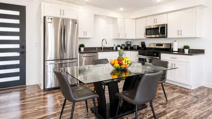 Spacious Family Townhome With Free Parking - West Hollywood