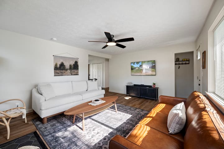 Gorgeous 3br Design
2 Living Rooms|sleeps 10 - Columbian Park Zoo, Lafayette