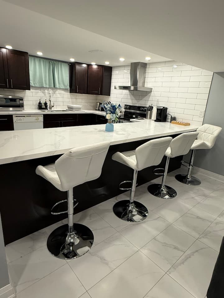 Private Renovated Lower Unit With Indoor Fireplace - Niagara Falls