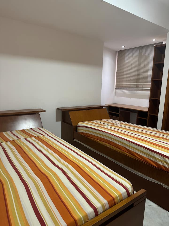 Две единични легла, самостоятелна баня и място за съхранение на дрехи.