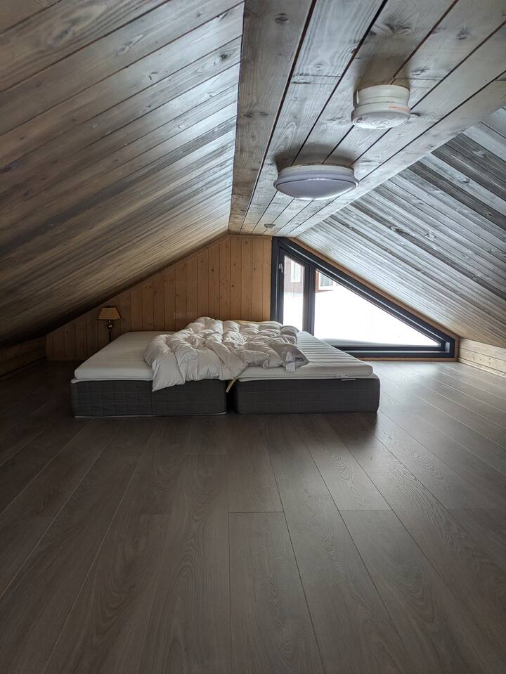 loft bajo con 2 colchones, se puede usar como dormitorio adicional