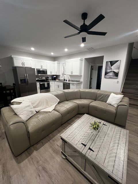 Modern Haven, Hot tub, Theatre Room 3BR/2BA Suite!