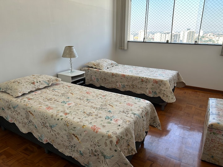 Ოთახი ქალაქის ხედით და ბაზილიკით.