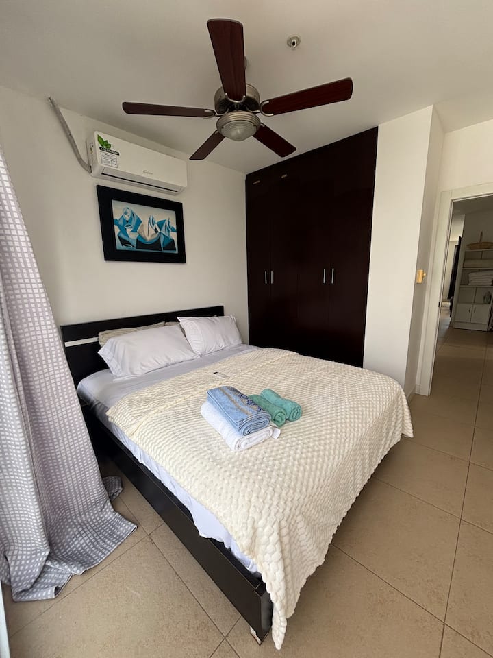 Chambre avec balcon, climatisation et placard