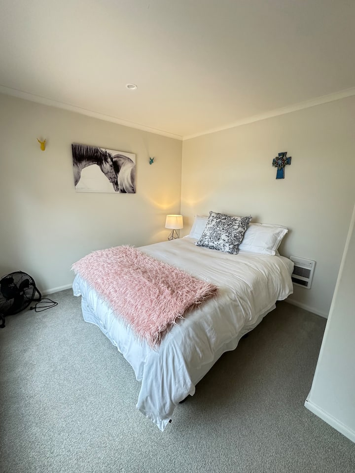 Esta habitación está abajo.
Tiene un inodoro adyacente, pero no instalaciones de ducha.