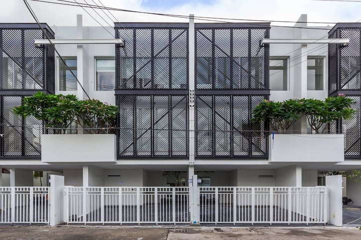 T4 | Modern Townhouse+Free Airport Pick-up gallery image 4