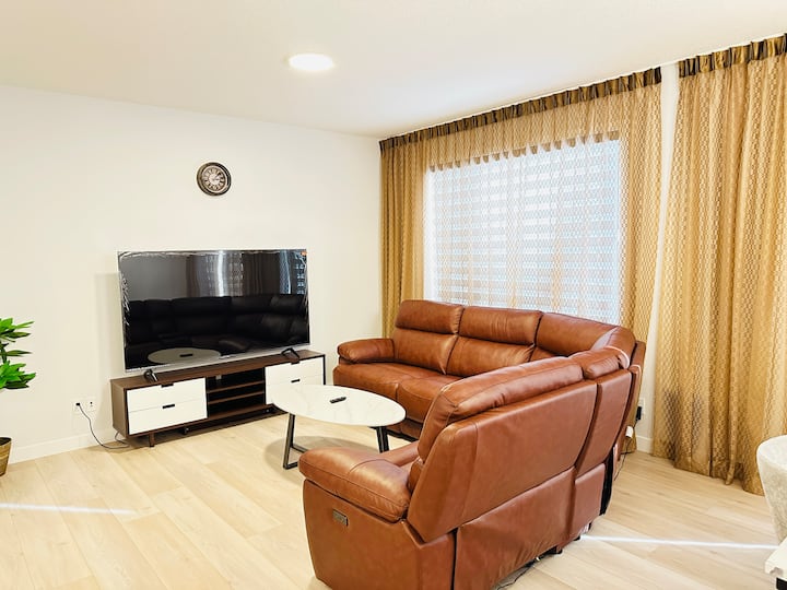 Schönes Livings Zimmer, 75-Zoll-Fernseher mit Amazon Prime Video, Netflix, Disney+ und Roku