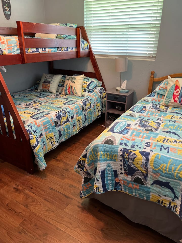 Ka një krevat marinari me madhësi të plotë me krevat dopio sipër dhe një krevat dopio shtesë