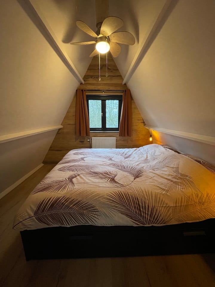 整间卧室，床宽140厘米