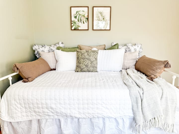 საწოლი 152×203 სმ, გასაშლელი საწოლი 137×203 სმ, მაღალი ხარისხის თეთრეული, სამუშაო სივრცე, დაბნელების ფარდები მე‑3 საძინებელში