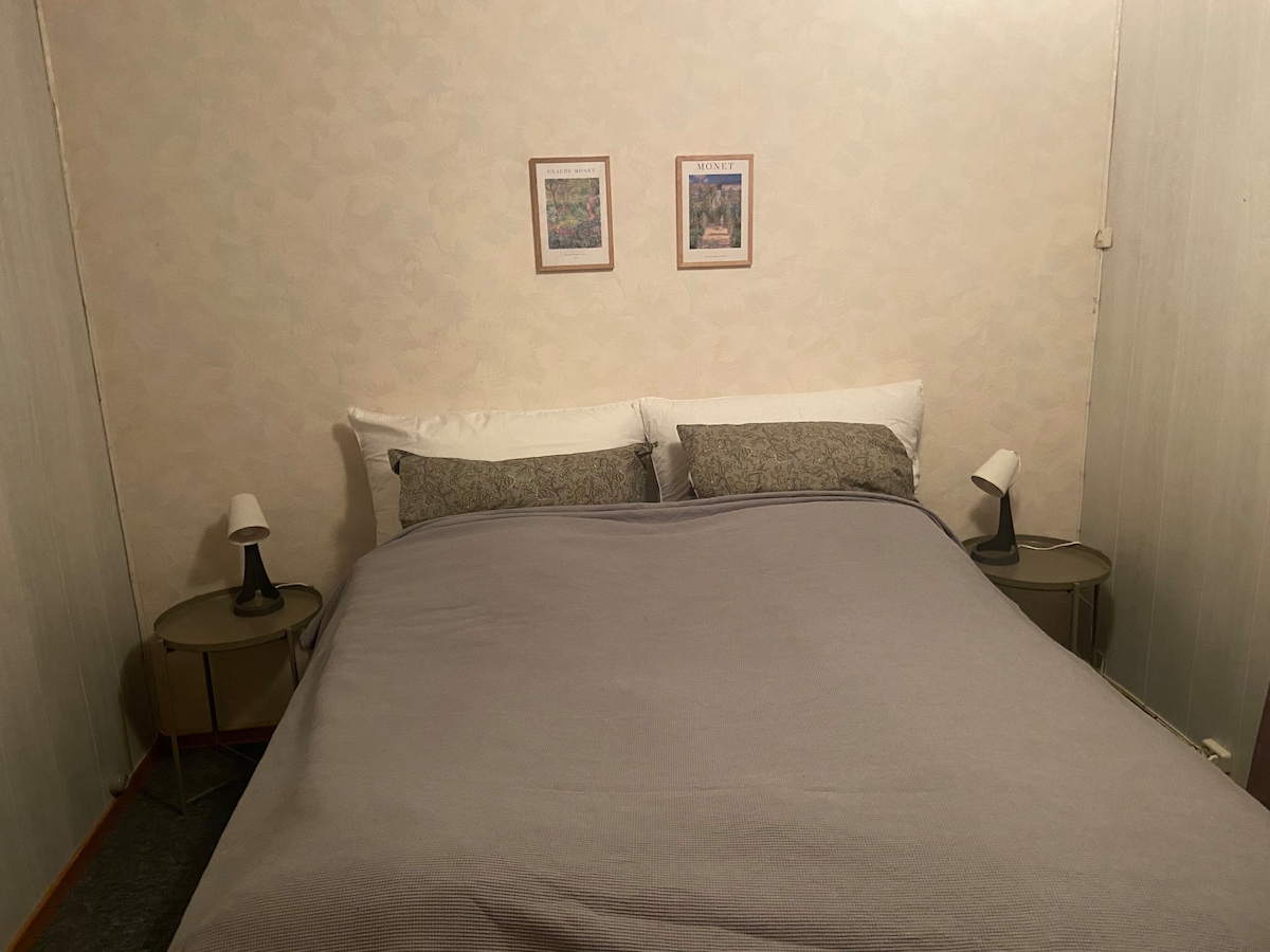 Spálňa s manželskou posteľou, šatníkom a východom na malú verandu. 