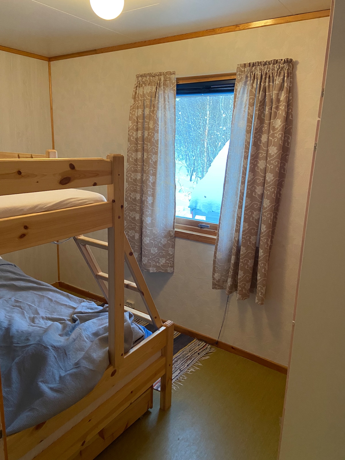 Spálňa so šatníkom a pevnou pevnou poschodovou posteľou z masívneho dreva s priestorom pre 1-2 osoby na prízemí (120 cm)  a 1 osobou na poschodí. 