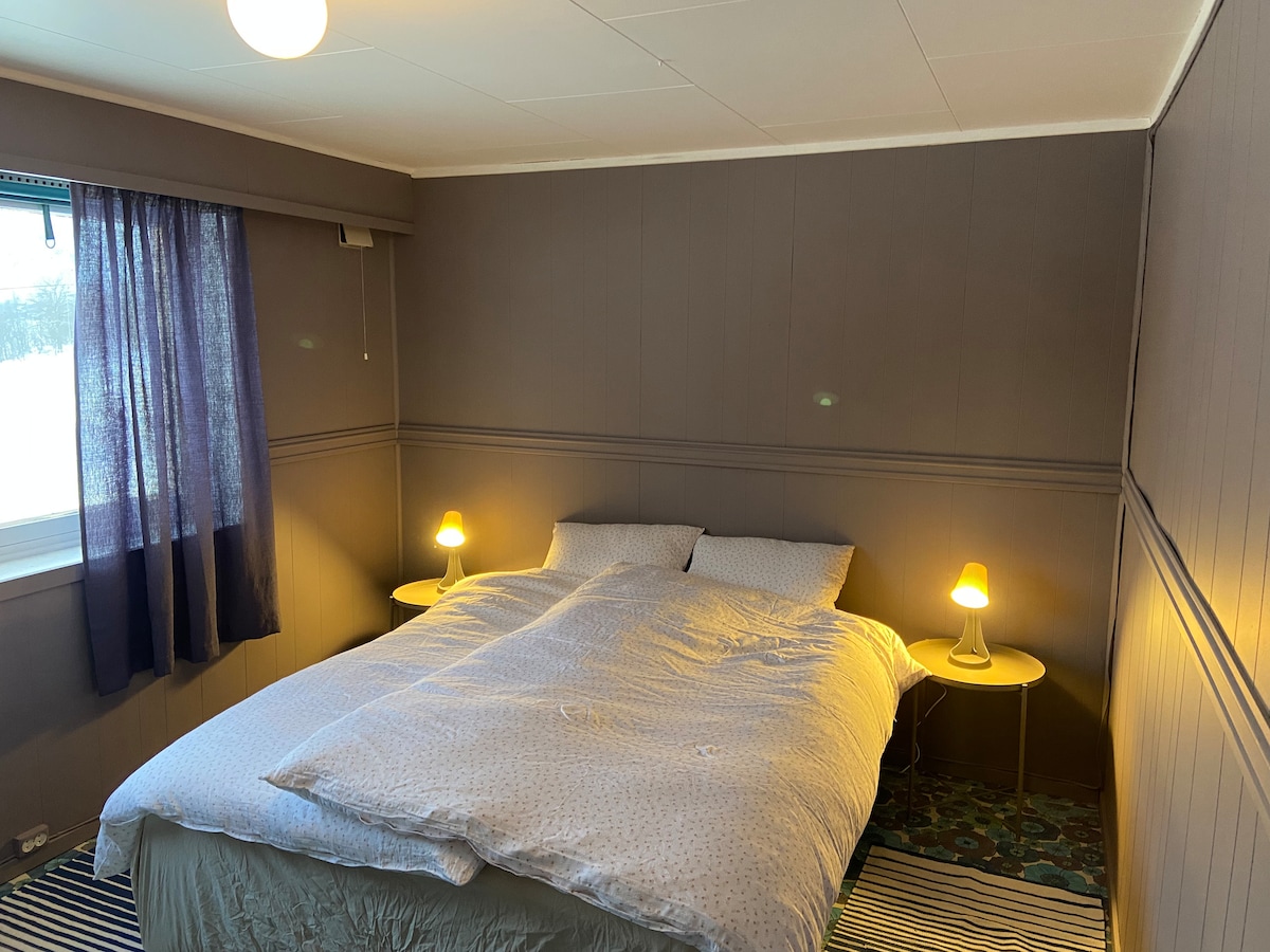 Hippie izba na prízemí Veľká izba s manželskou posteľou (150 cm)