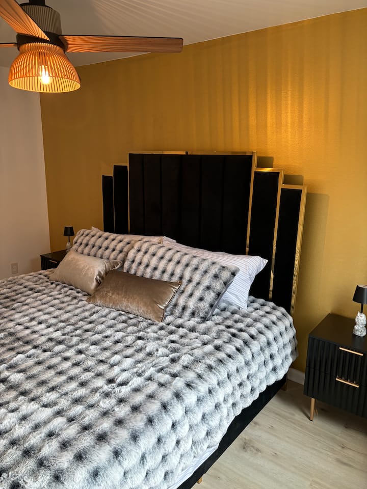 ห้องนอนนกฮูกการตกแต่งด้วยขนนกที่สวยงาม 