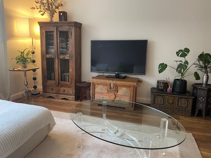 Luxury Apartment With Antiques - Edgware