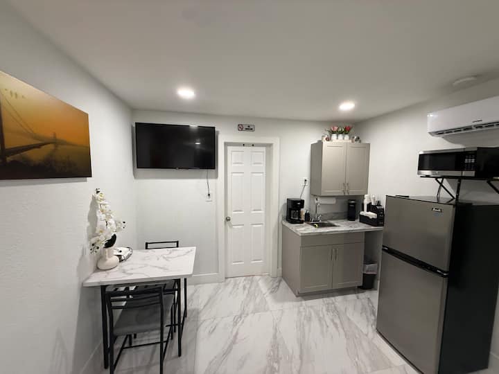 Private & Cozy Studio/kitchen/min To Miami Airport - Miami