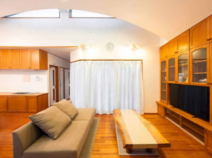 Ukiwa angani, unaweza pia kuona nyota na mwezi usiku katika siku zenye jua.
Chumba hicho kina dari kubwa, kwa hivyo kina hisia ya uwazi na kina mwangaza.