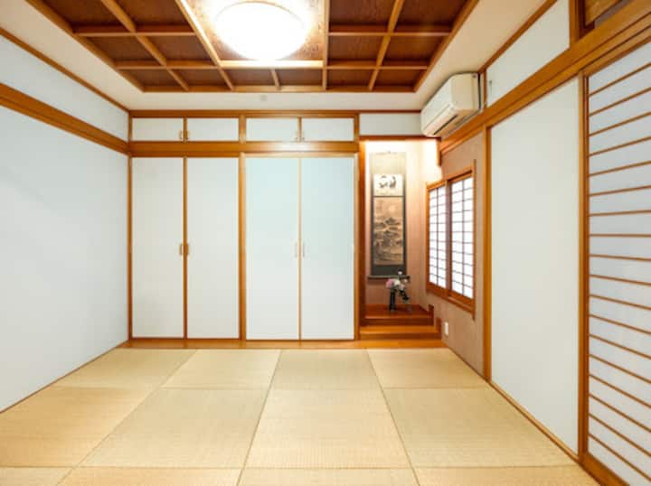 Vyumba vya mtindo wa Kijapani hutumia mikeka ya Ryukyu tatami. (mikeka 6 ya tatami)
Unaweza kutumia seti 3 za futoni kwa matumizi ya mara moja.
Kiyoyozi cha chumba kinapatikana