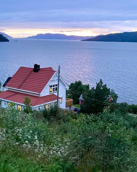 Idyllic house by the fjords and mountains