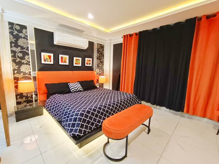 Naša udobna spavaća soba osmišljena je za ugodan boravak, a u njoj se nalazi plišani, udobni krevet s mekanom posteljinom kako bi se gosti mogli dobro naspavati. Naći ćete dovoljno prostora za odlaganje s prostranim ormarom i noćnim ormarićima kako bi vam bilo lakše. 