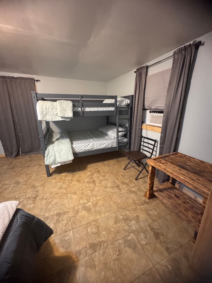 2 სრული ზომის ორსართულიანი საწოლი და ორადგილიანი საწოლი 