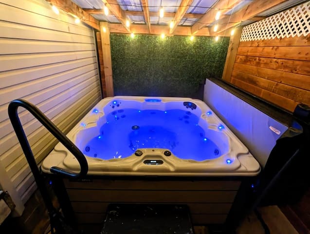 Charming Cottage w/ Hot tub, Firepit & BBQ