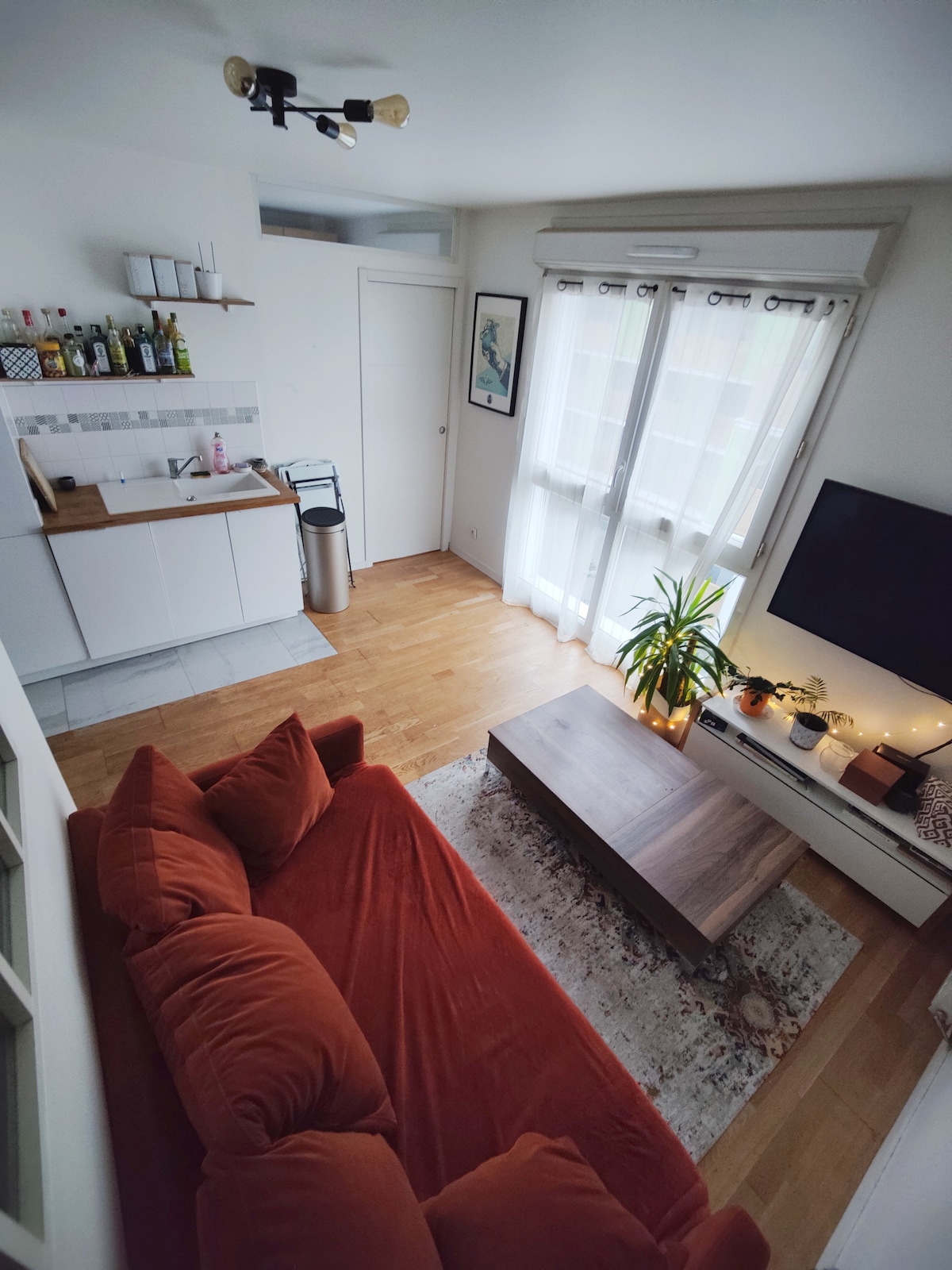 طاولة مع جزء قابل للرفع يسمح لك بالتبديل بسهولة من طاولة قهوة ودية إلى طاولة طعام عملية.