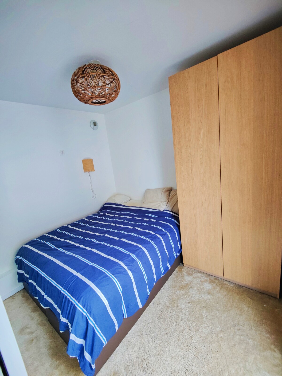 خزانة ملابس كبيرة، مرتبة ممتازة مع مرتبة علوية، فئة فندقية فاخرة.