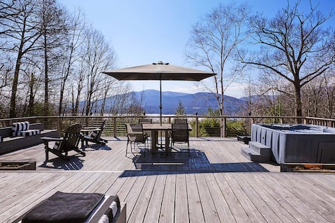 Stylish Mountain House with Reservoir Views
