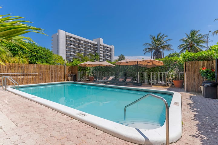 3br | 2ba | Pool | 6 Mins To Beach | Sleeps 10 - Fort Lauderdale, FL